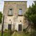 La palazzina in tufo ha un impianto a torre sul cui prospetto si aprono due ingressi a piano terra e uguali balconi al piano superiore, al quale si arriva tramite una scalinata laterale in pietra